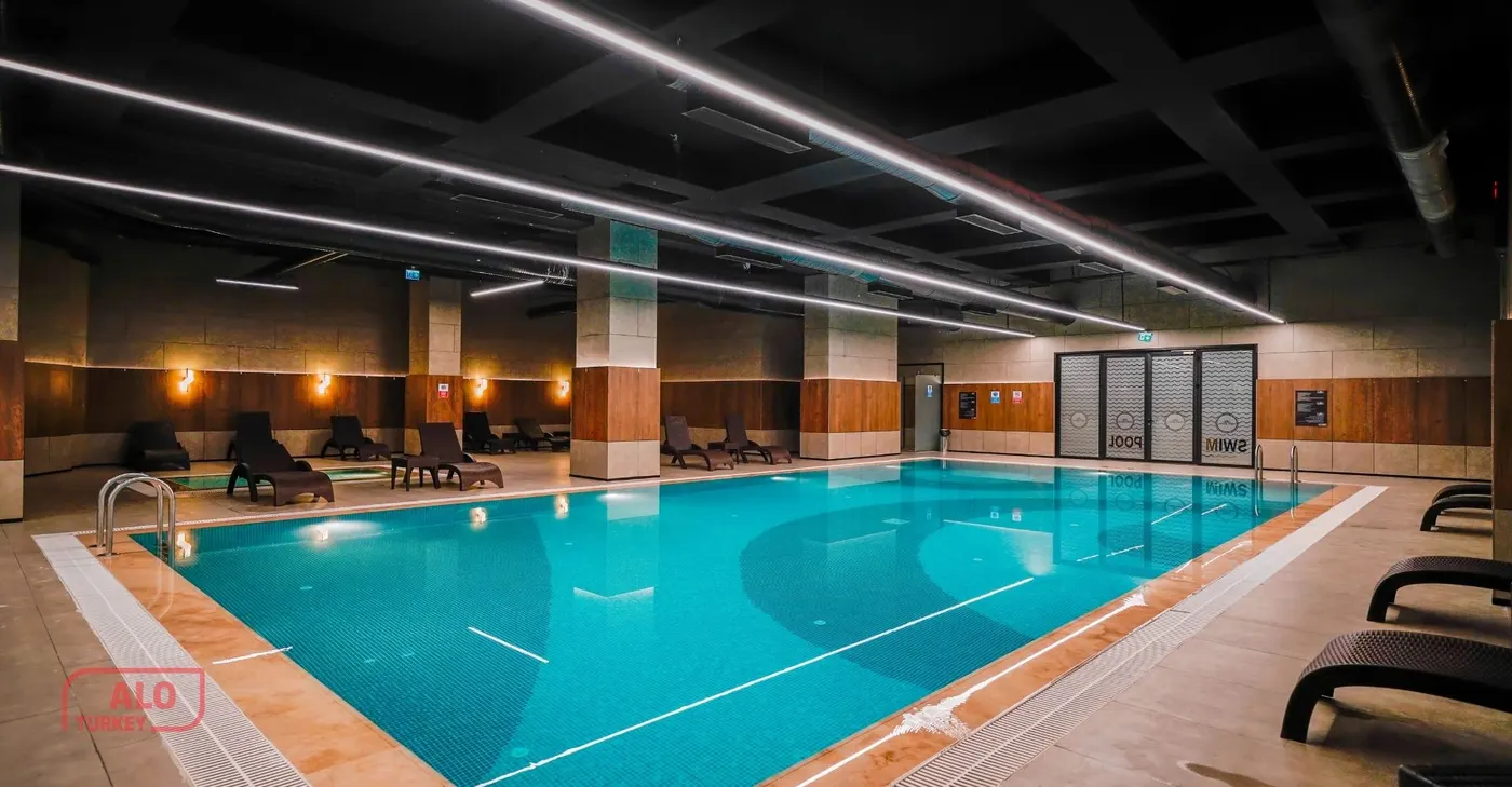 Indoor pool at the Babacan Port Royal complex in Küçükçekmece