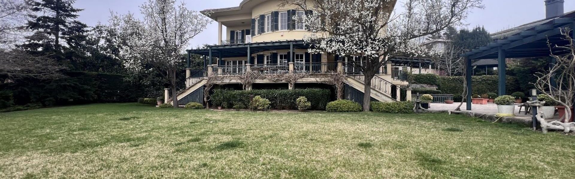 چشمانداز برکه از تراس ویلا