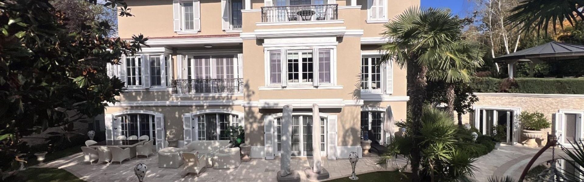 استخر و جکوزی سرپوشیده در ویلا گوکتورک