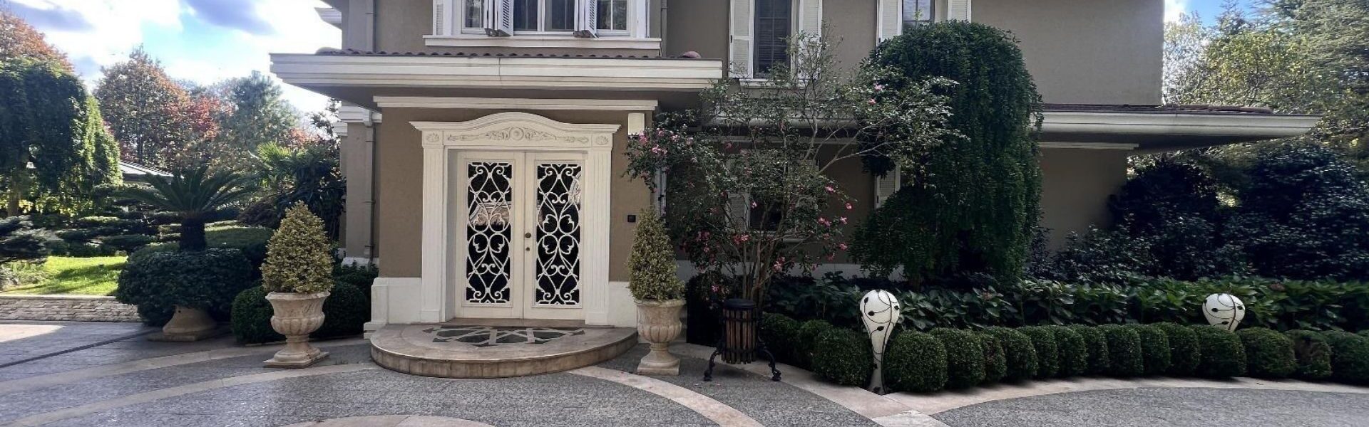 سالن پارتی و بار در ویلای لوکس